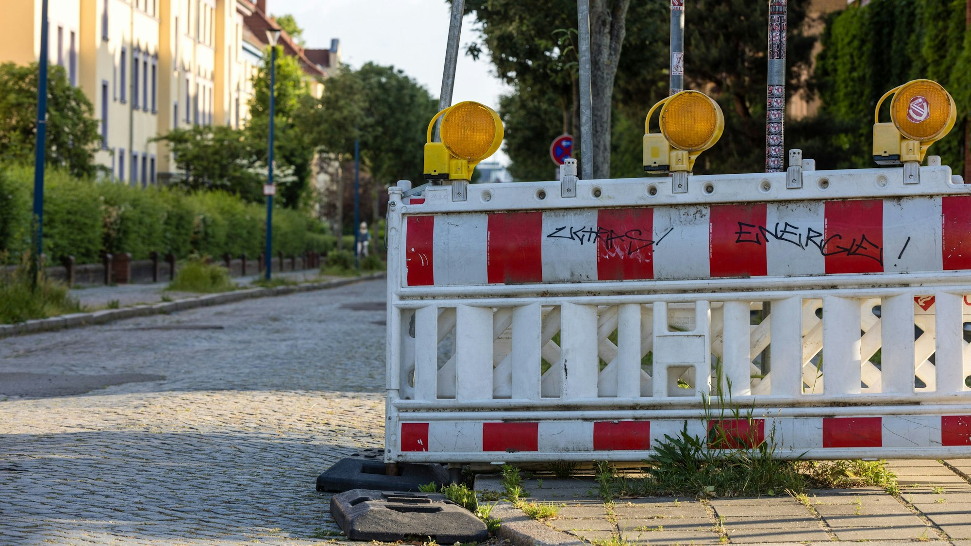 Eine Straße ist mit Flatterband abgesperrt.