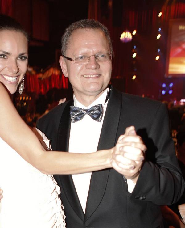 Esther Sedlaczek und Ulli Potofski tanzen zusammen auf dem Sportpresseball.