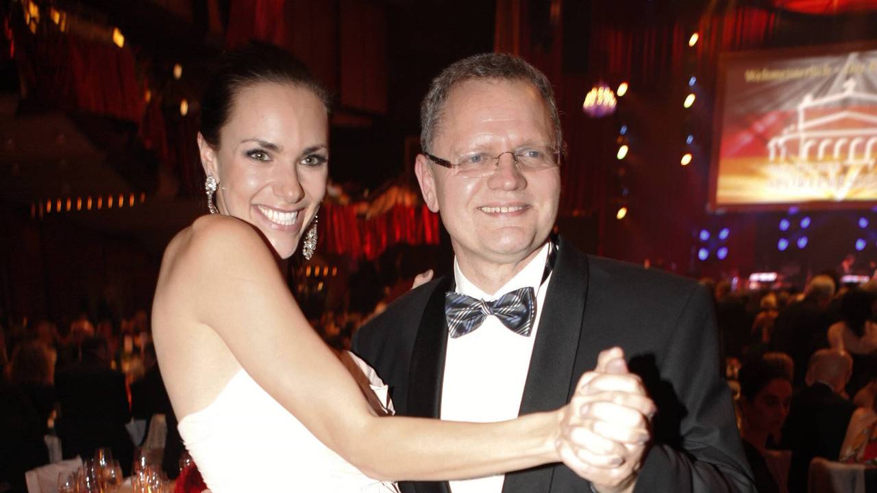 Esther Sedlaczek und Ulli Potofski tanzen zusammen auf dem Sportpresseball.