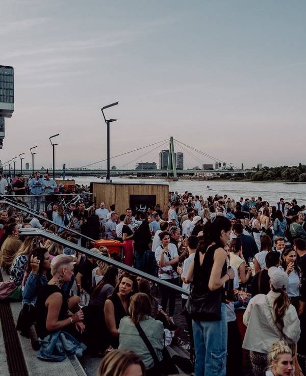 Blick auf das Weinfest am Rhein.