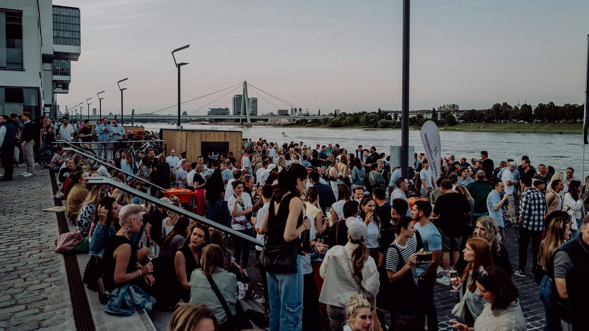 Blick auf das Weinfest am Rhein.