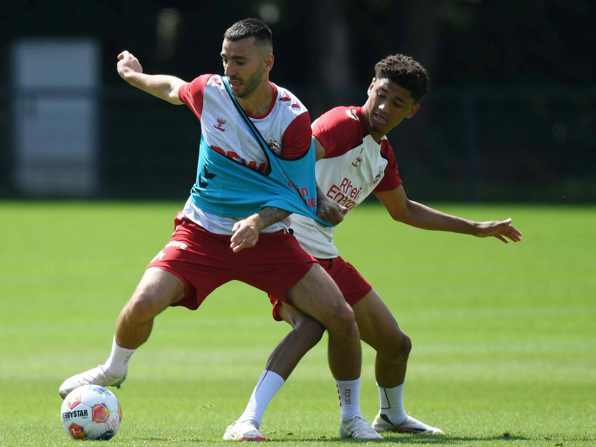 Sargis Adamyan im Zweikampf mit Yannick Mausehund.