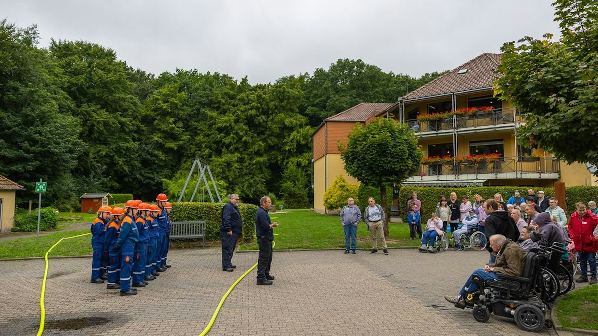 Jugendfeuerwehr und Bewohner bei einer gemeinsamen Aktion.