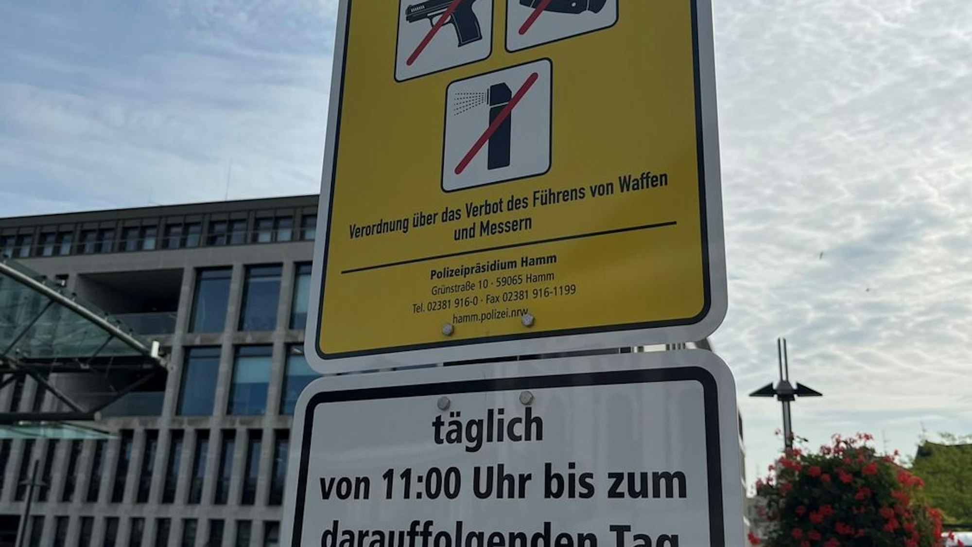 Ein Schild, das auf die Waffen- und Messerverbotszone im Bahnhofsquartier in Hamm hinweist.