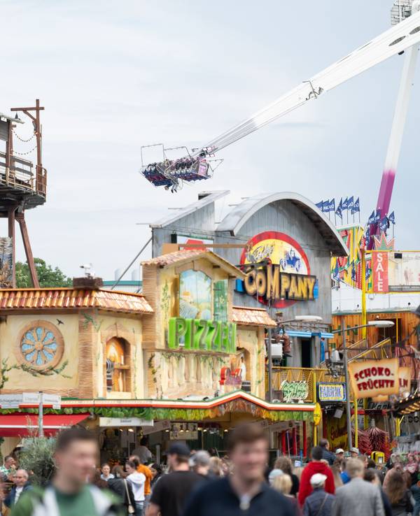 Besucher und Besucherinnen strömen über die Cranger Kirmes.