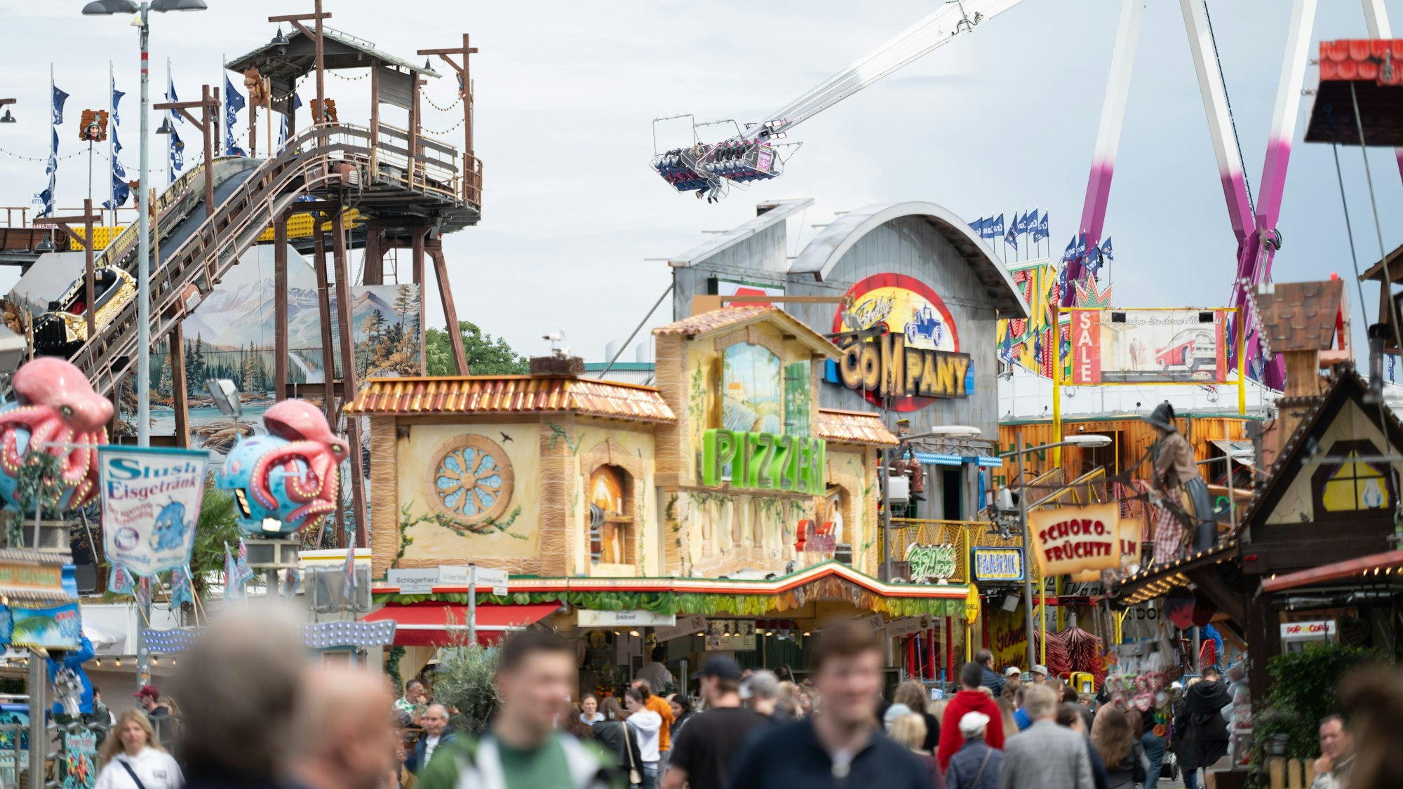 Besucher und Besucherinnen strömen über die Cranger Kirmes.