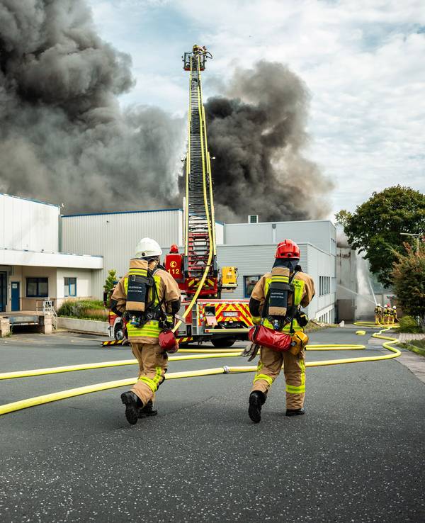In Monheim am Rhein brennt eine Firmenhalle.