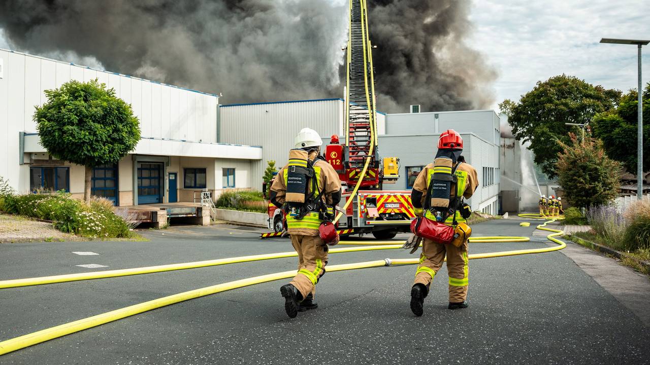 In Monheim am Rhein brennt eine Firmenhalle.