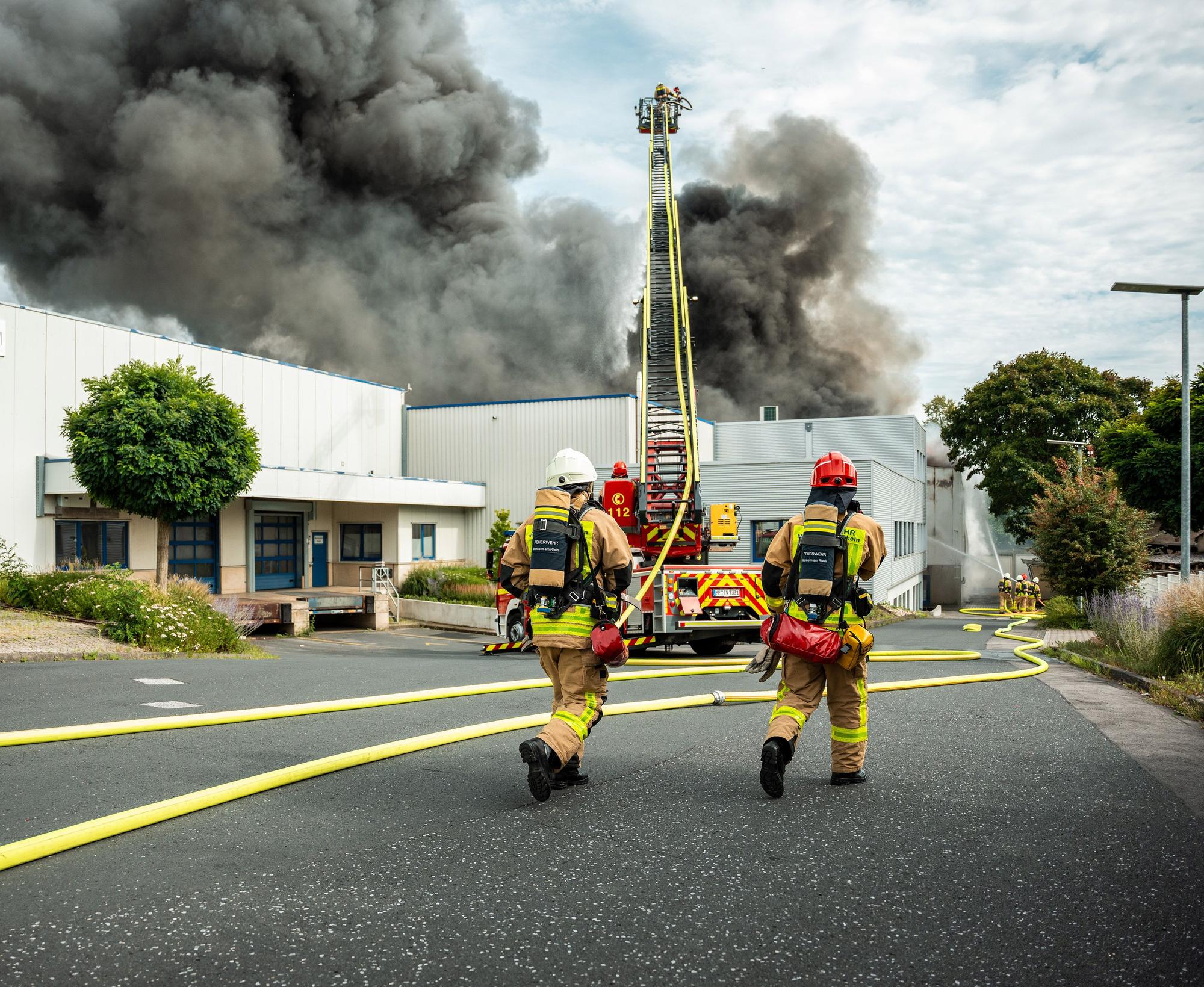 In Monheim am Rhein brennt eine Firmenhalle.