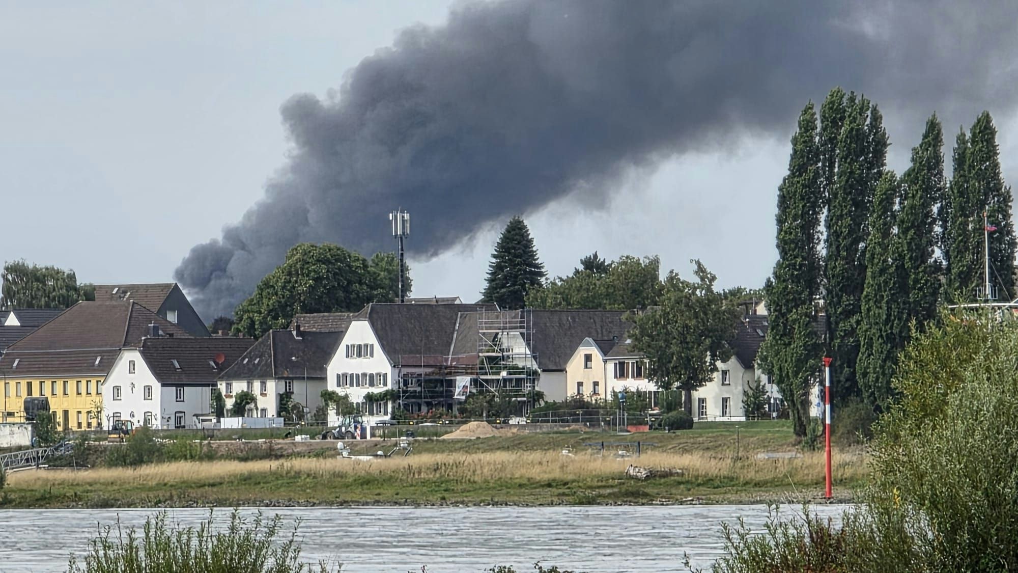 Eine riesige Rauchwolke ist über Leverkusen-Hitdorf zu sehen.