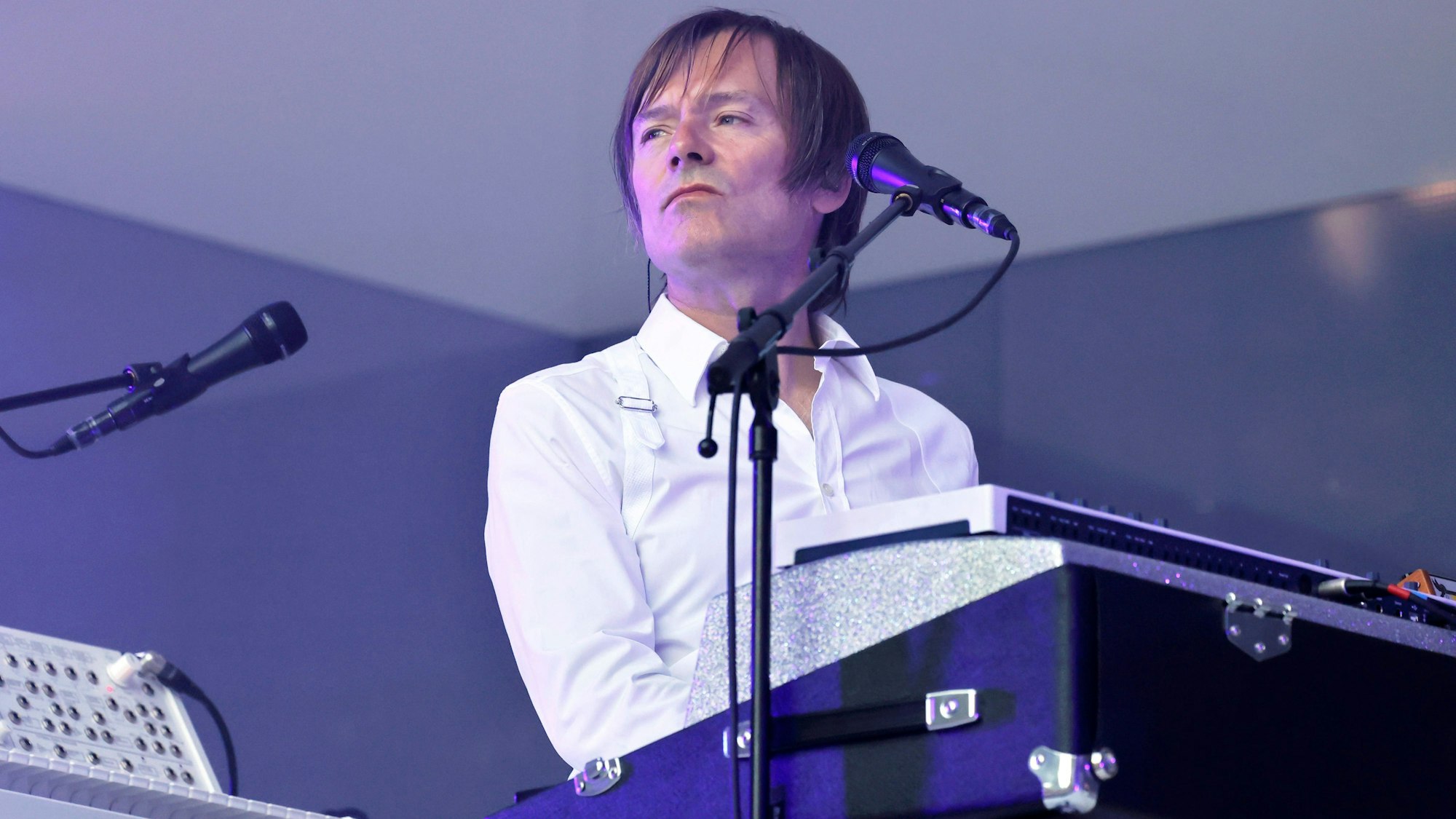 Musiker Jean-Benoît Dunckel vom französischen Elektronik-Duo Air beim Konzert auf dem Bonner KunstRasen.