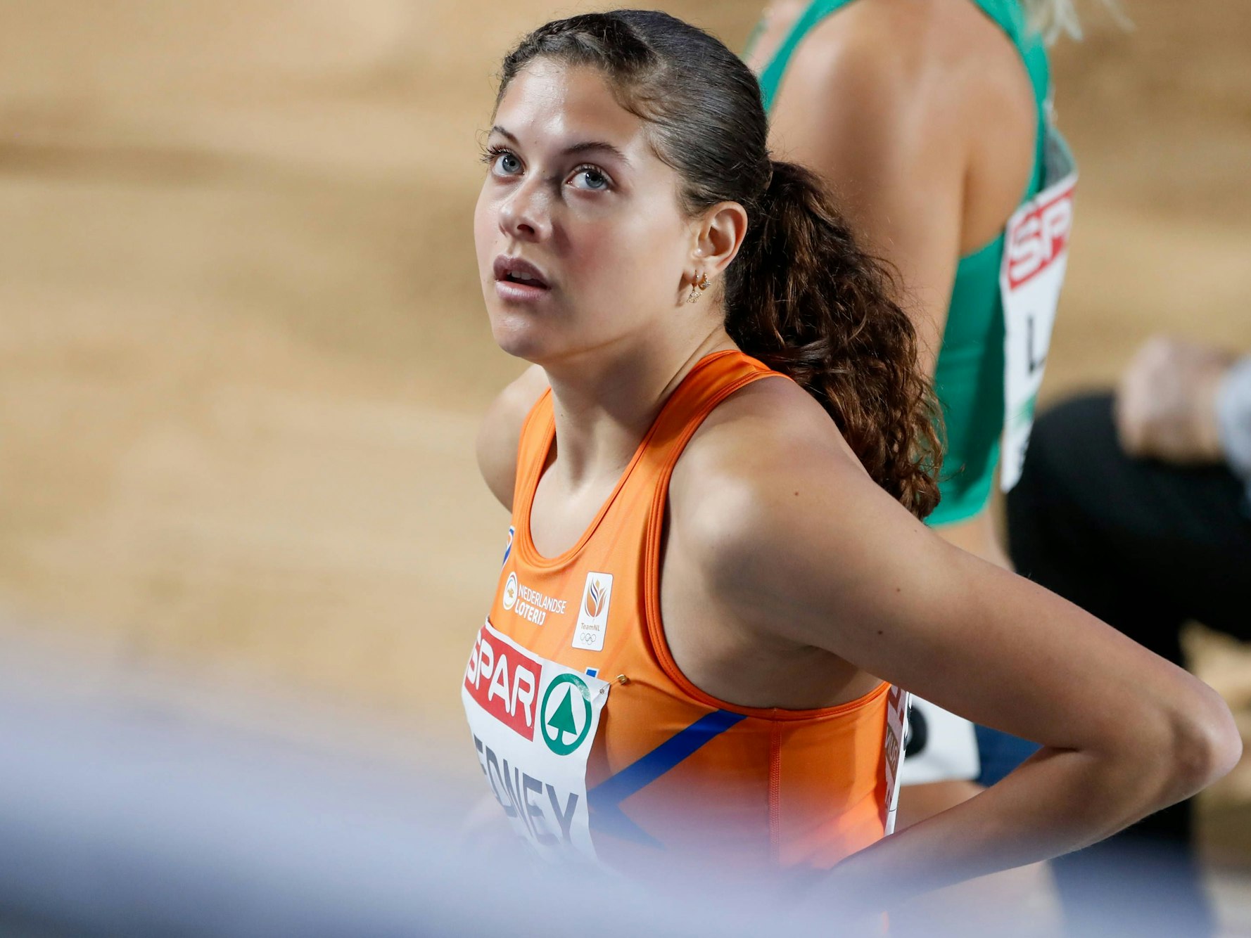 Zoe Sedney guckt nach einem Rennen auf die Anzeigetafel.