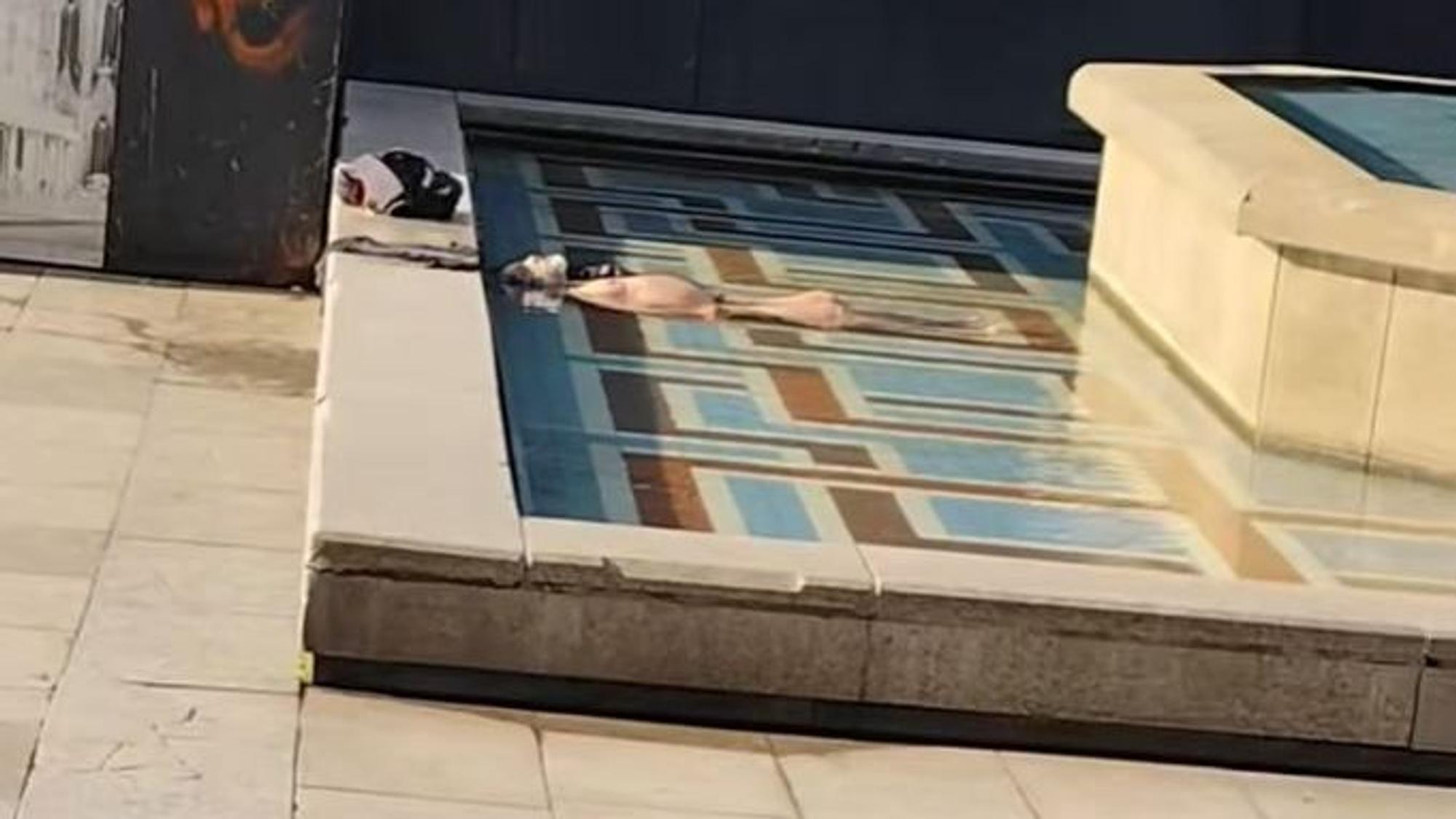 Ein Mann badete am Donnerstagmorgen im Brunnen am Kölner Dom.