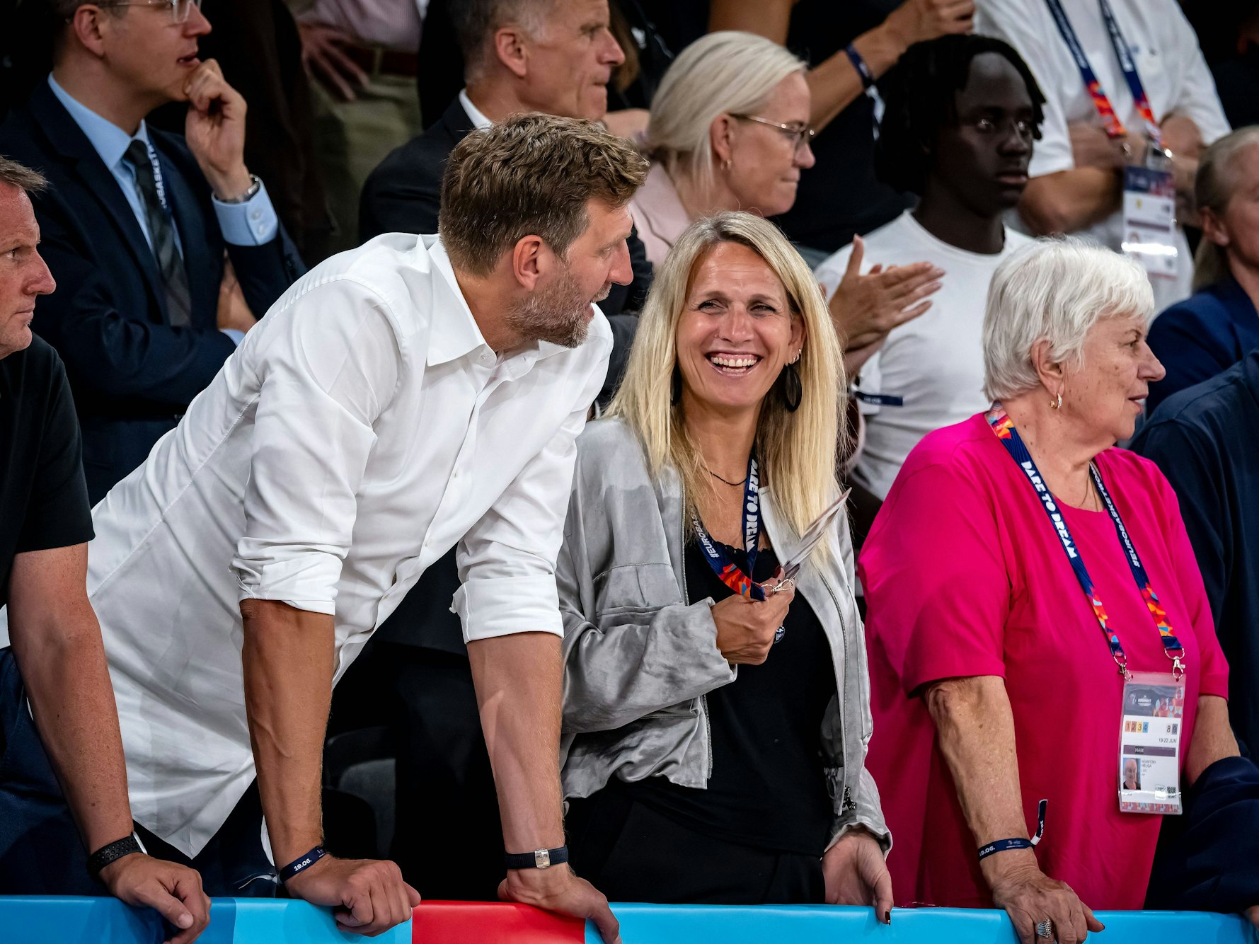 Dirk Nowitzki und seine Schwester Silke Mayer bei einem Spiel auf der Tribüne.