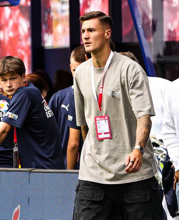 Benjamin Sesko (l.) und Xavi Simons kommen ins Stadion.