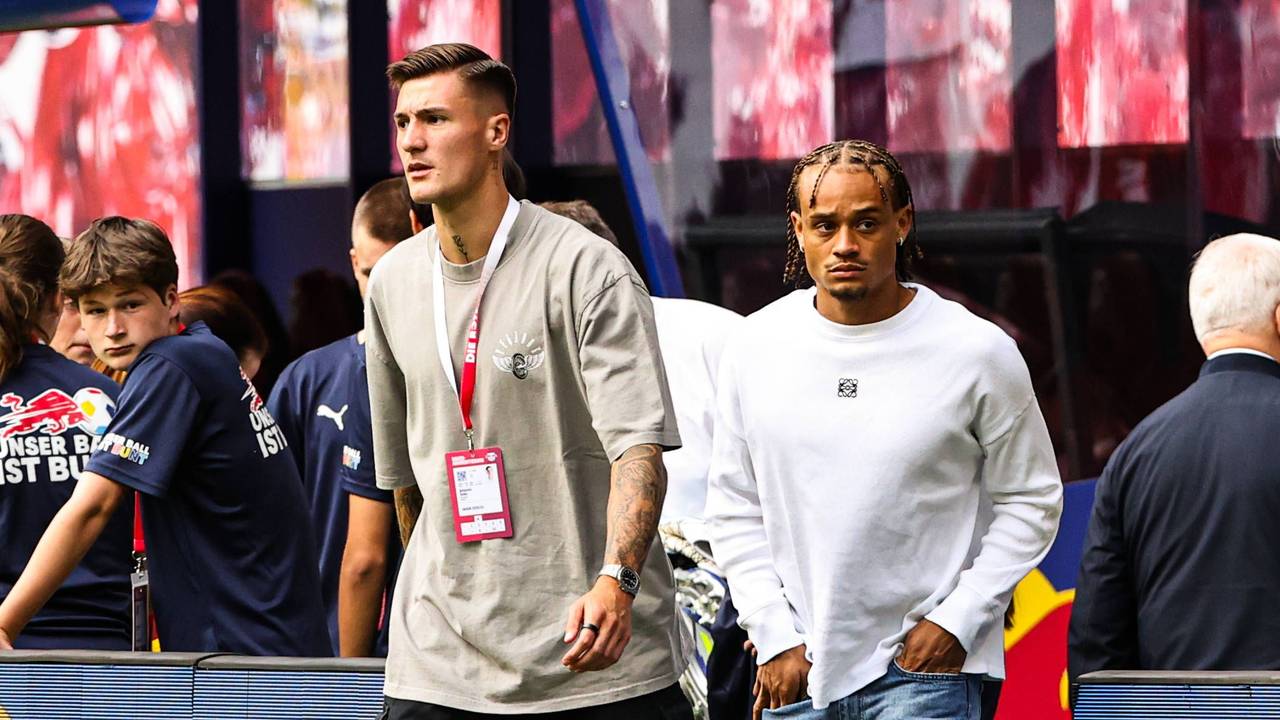 Benjamin Sesko (l.) und Xavi Simons kommen ins Stadion.