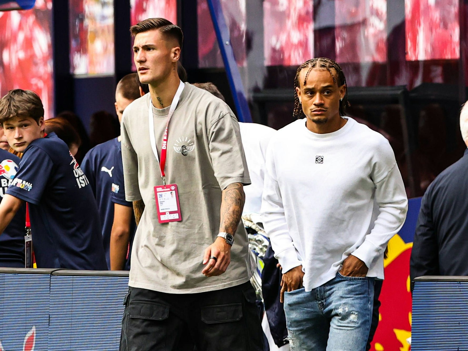 Benjamin Sesko (l.) und Xavi Simons kommen ins Stadion.
