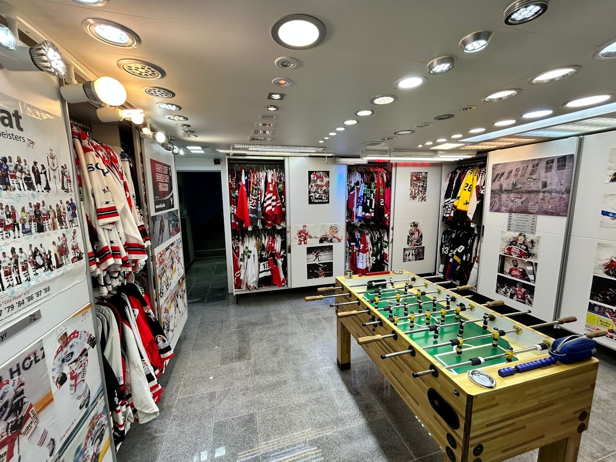 Die Trikots hängen sortiert in den Schränken