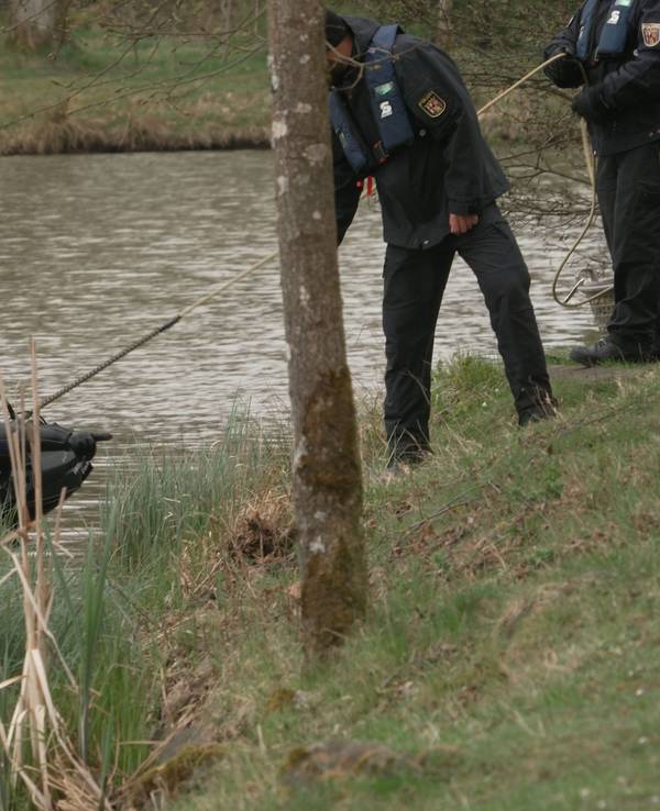 Ein Polizeitaucher sucht den Eickenrodter Weiher ab.