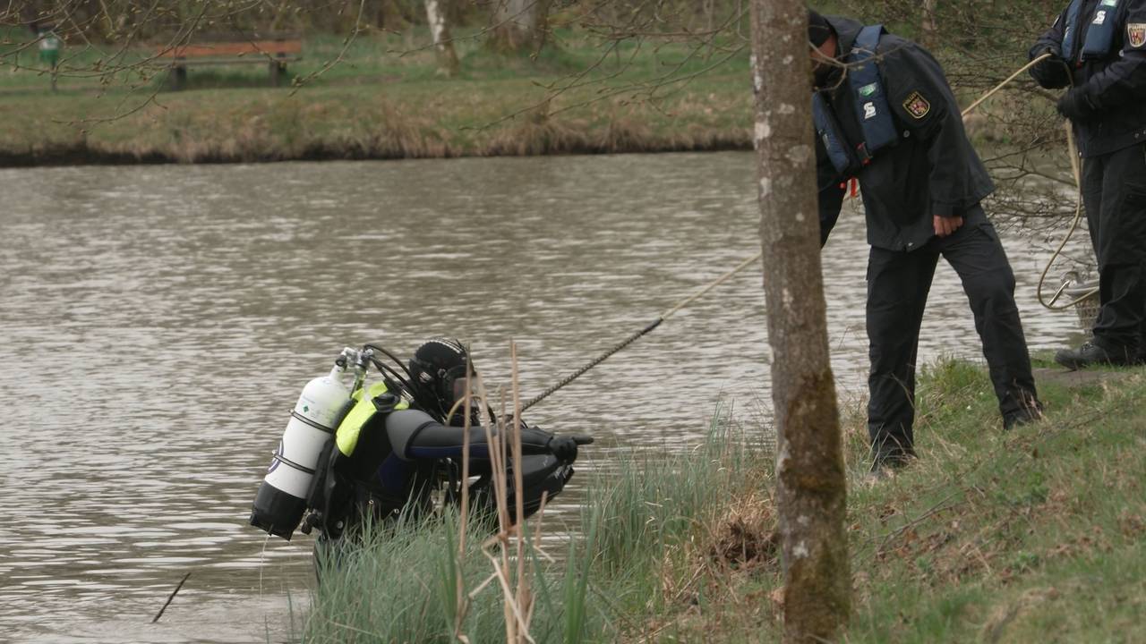 Ein Polizeitaucher sucht den Eickenrodter Weiher ab.
