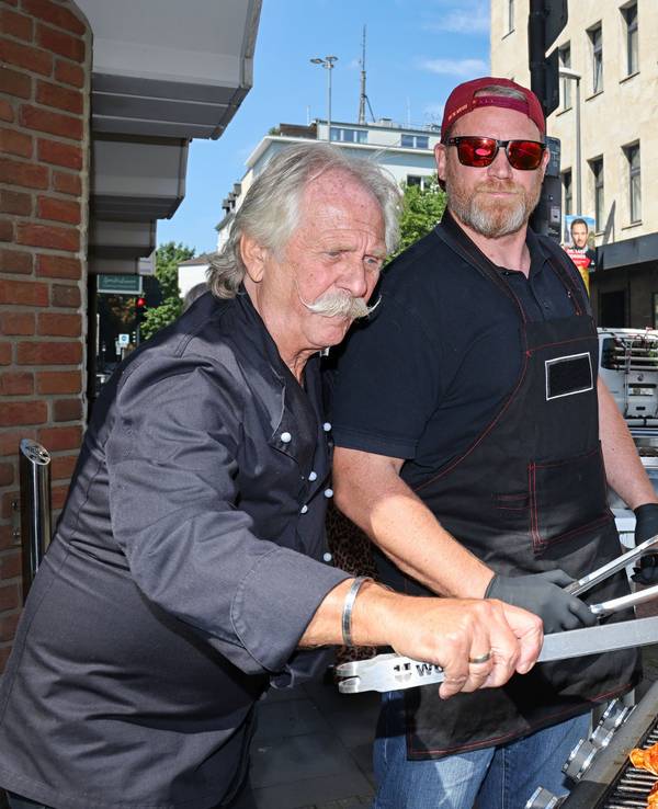 Henning Krautmacher grillt mit seinem Sohn Oliver.