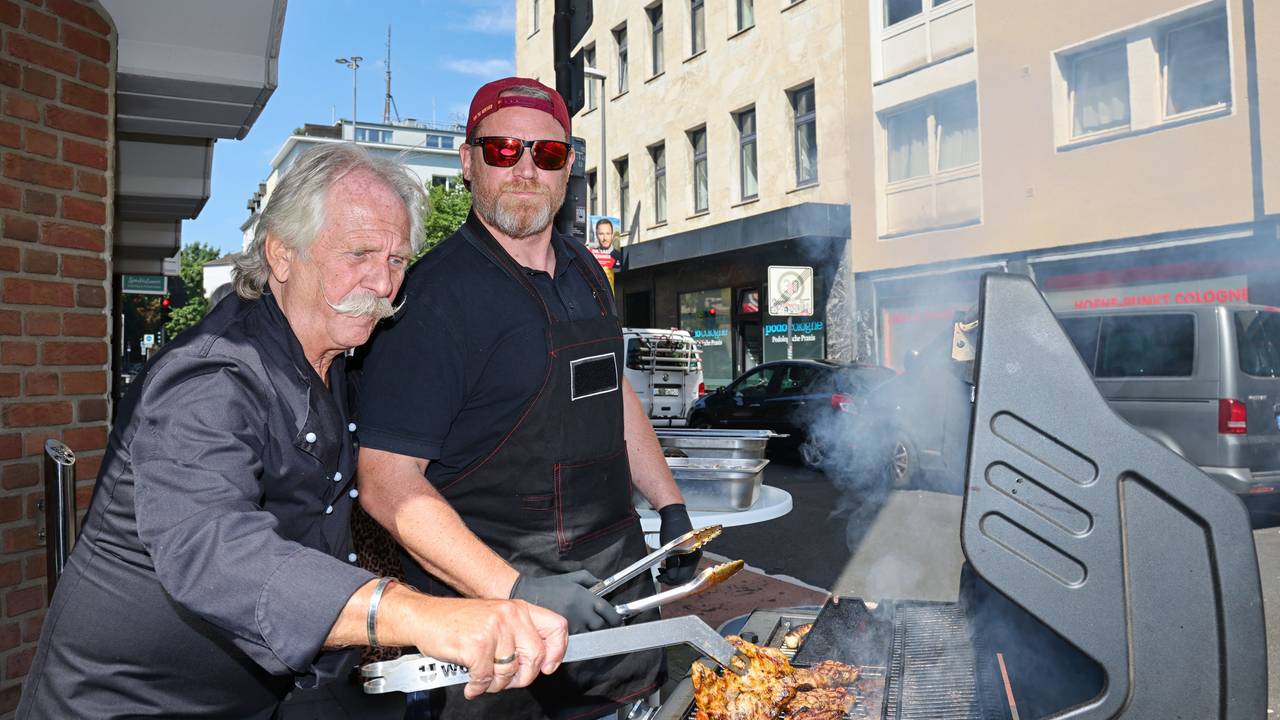 Henning Krautmacher grillt mit seinem Sohn Oliver.