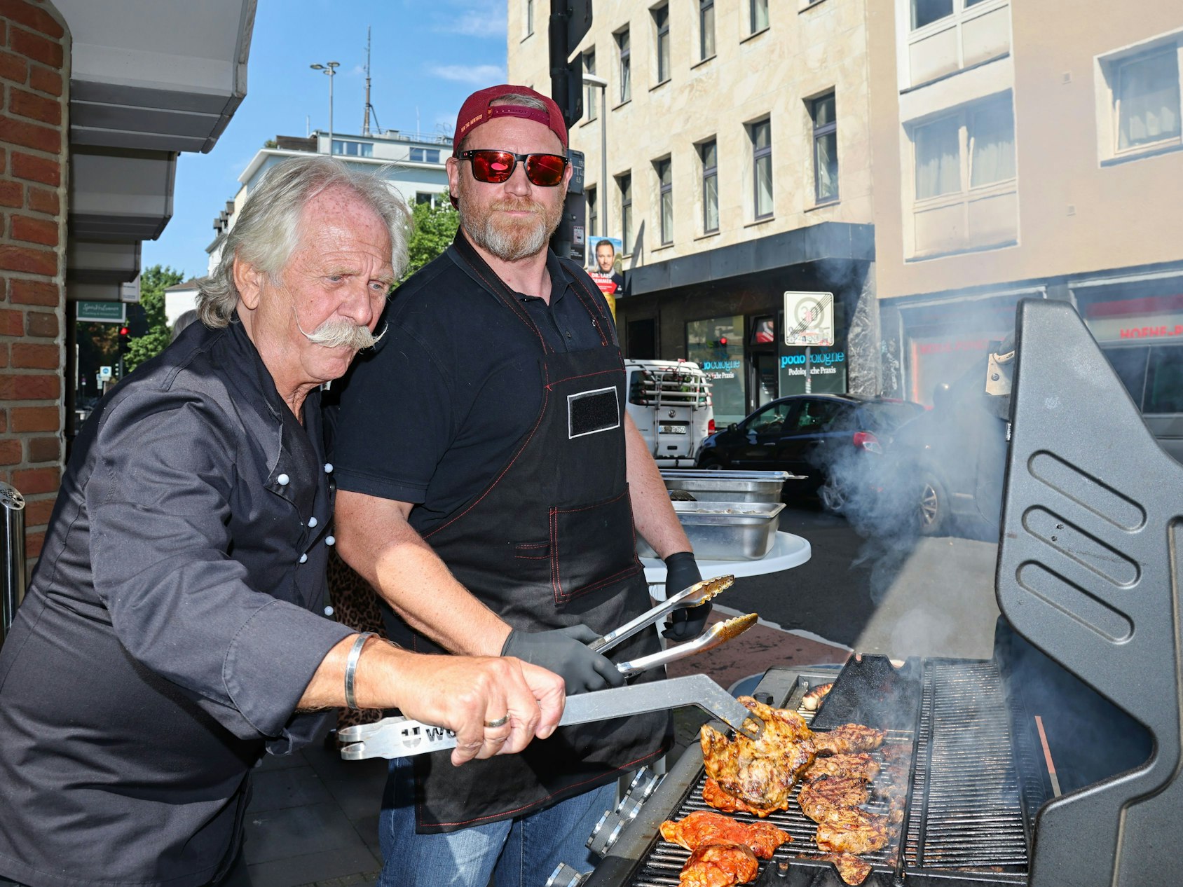 Henning Krautmacher grillt mit seinem Sohn Oliver.