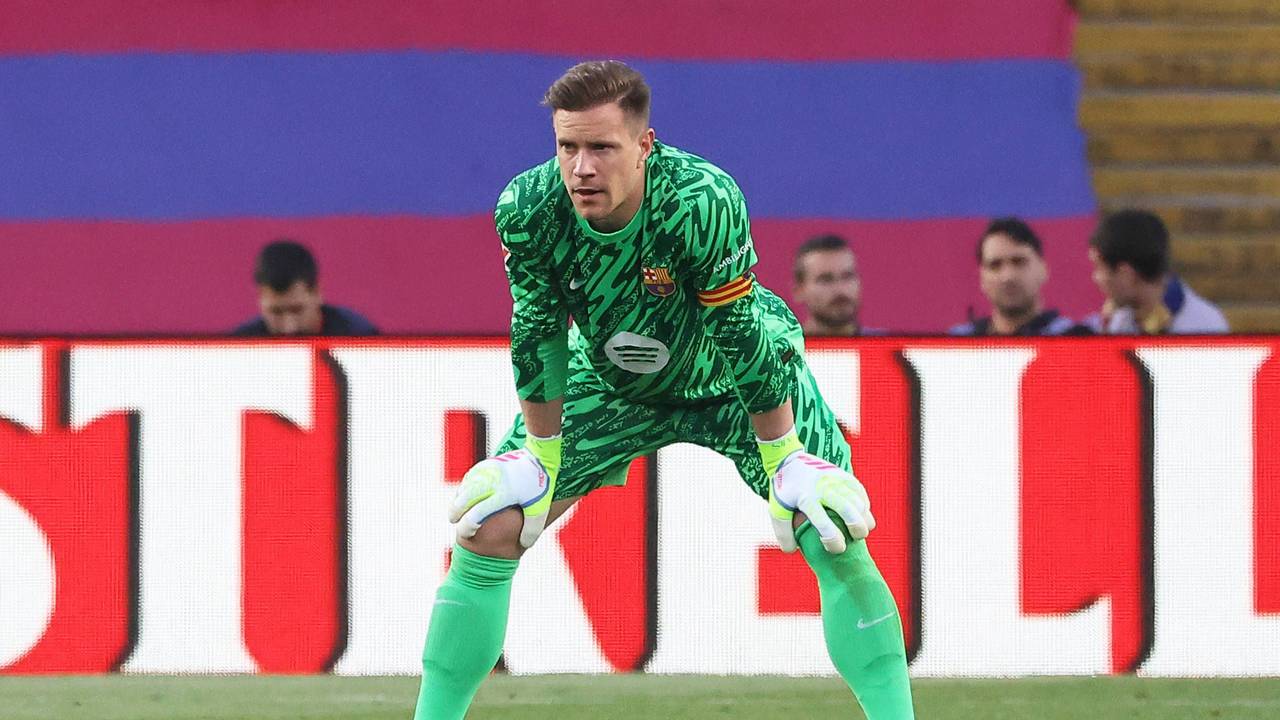 Ter Stegen stützt sich mit den Händen auf den Knien ab.