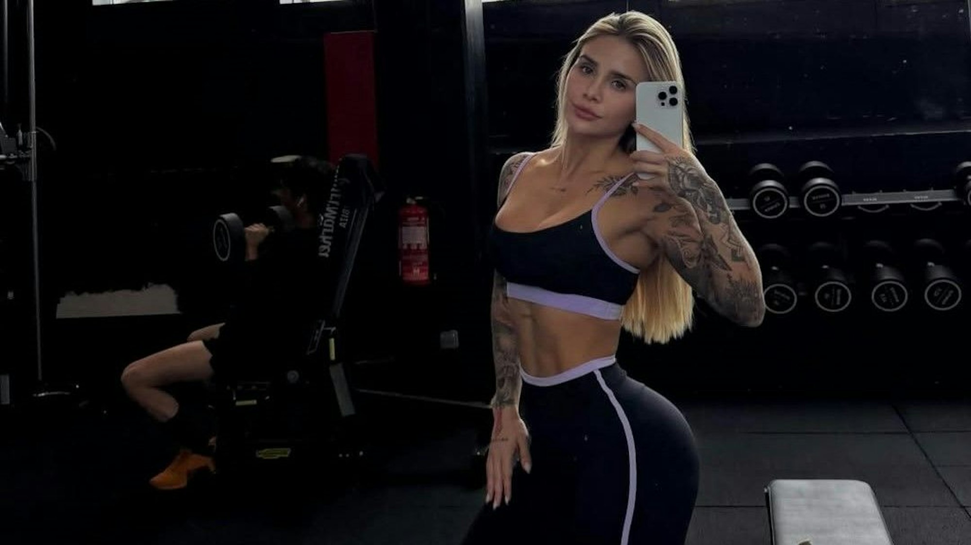 Influencerin Bruna Rotta macht ein Selfie im Fitnessstudio.