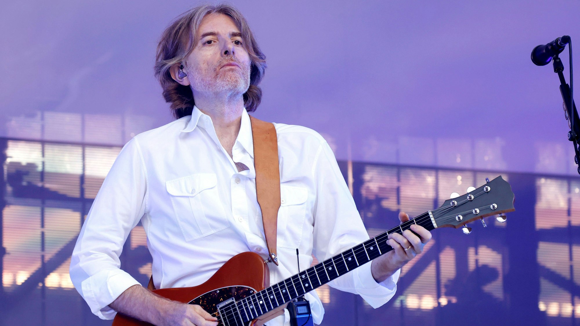 Musiker Nicolas Godin vom französischen Elektronik-Duo Air beim Konzert auf dem Bonner KunstRasen.