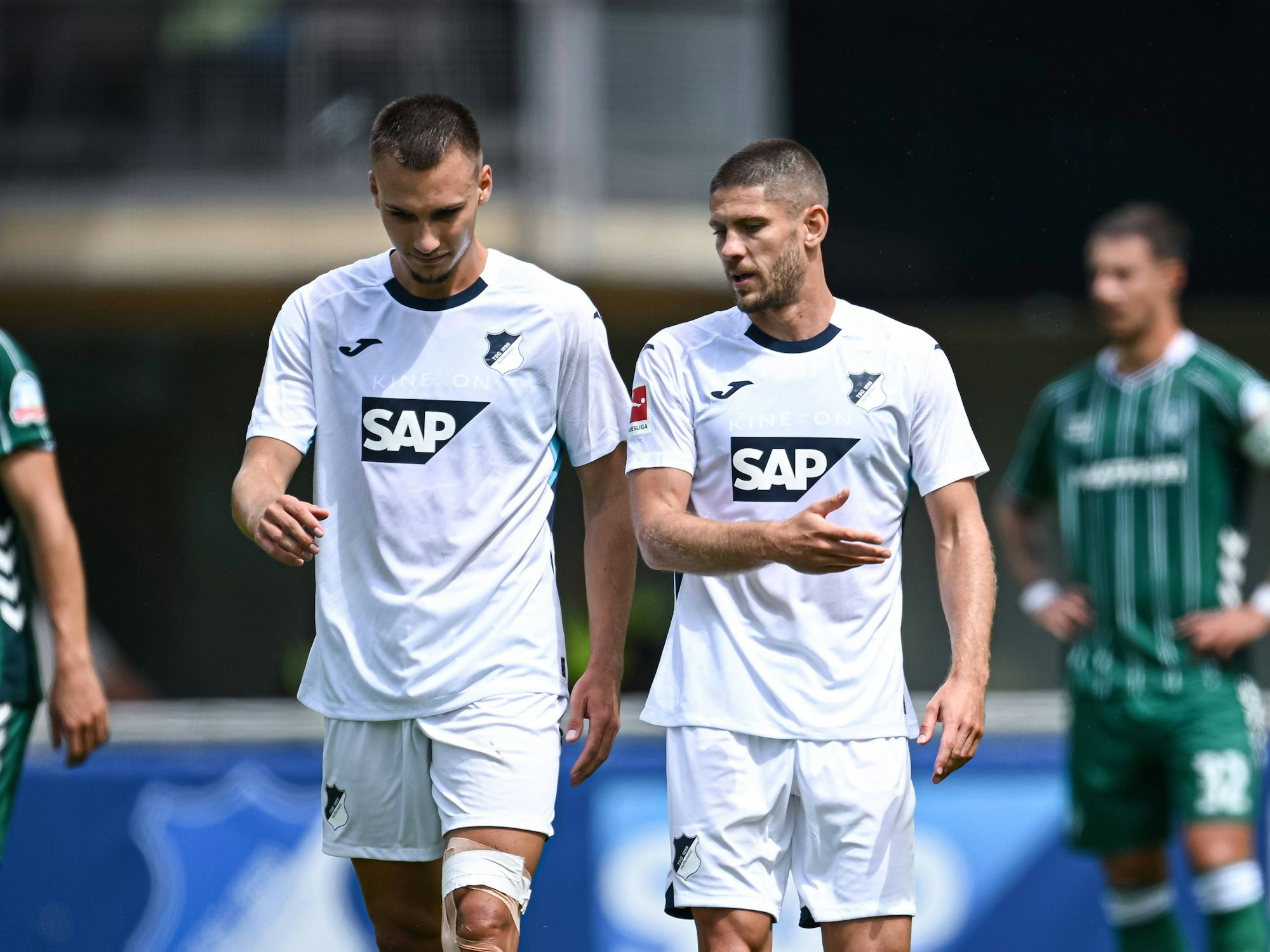 Fussball 1. Bundesliga 2025/2026 Testspiel 1 01.08.2025 SV Werder Bremen 0-1 TSG 1899 Hoffenheim Andrej Kramaric re und Tim Lemperle li, beide TSG 1899 Hoffenheim *** Soccer 1 Bundesliga 2025 2026 Test match 1 01 08 2025 SV Werder Bremen 0 1 TSG 1899 Hoffenheim Andrej Kramaric right and Tim Lemperle left, both TSG 1899 Hoffenheim