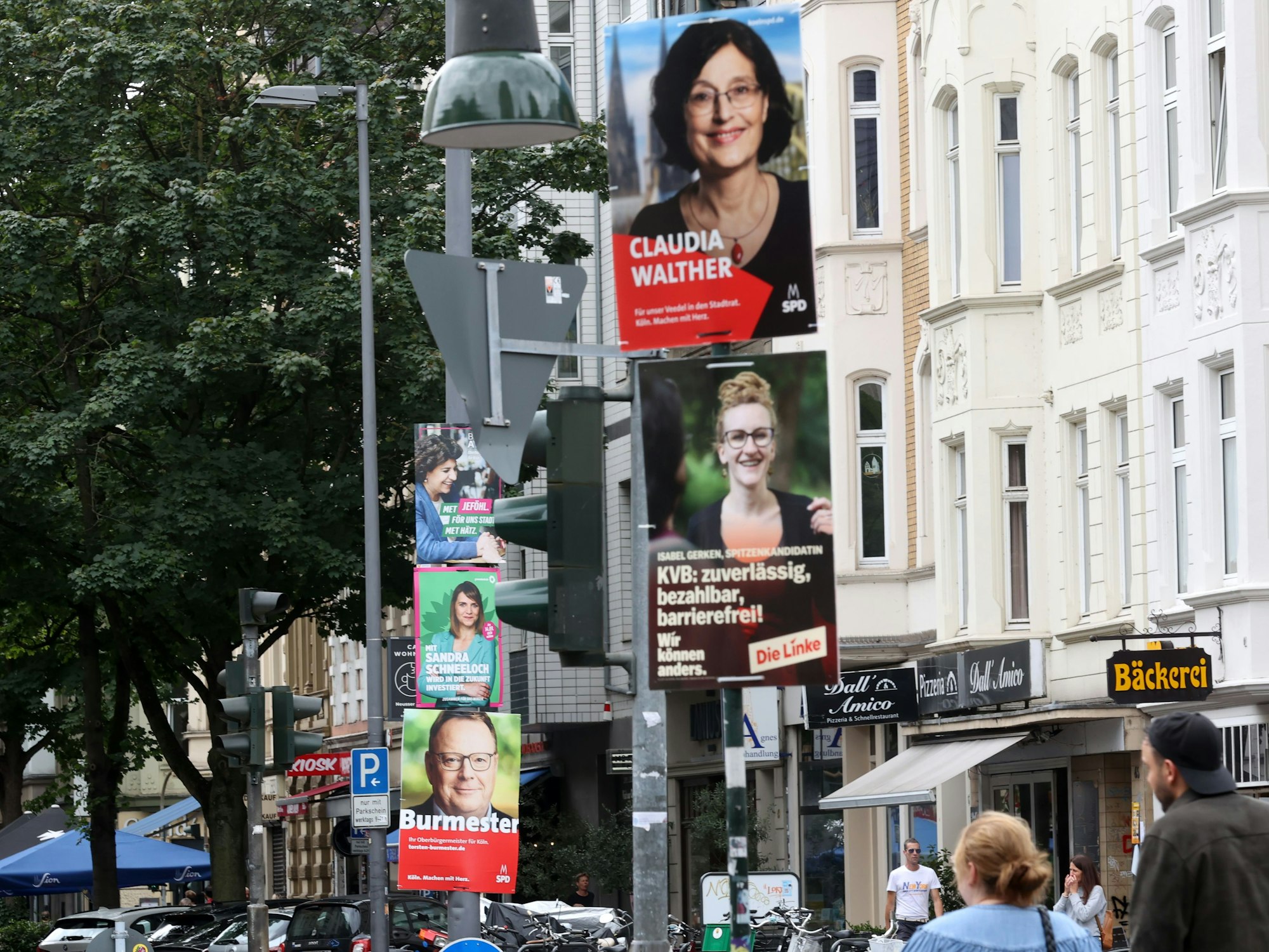 Seit Freitag (1. August) ist Wahlwerbung im öffentlichen Straßenraum erlaubt. Zahlreiche Wahlplakate zur Wahl sind seitdem im Stadtbild zu sehen. Nicht alle hängen korrekt.