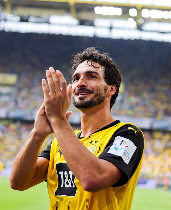 Mats Hummels bedankt sich klatschend bei den Fans.