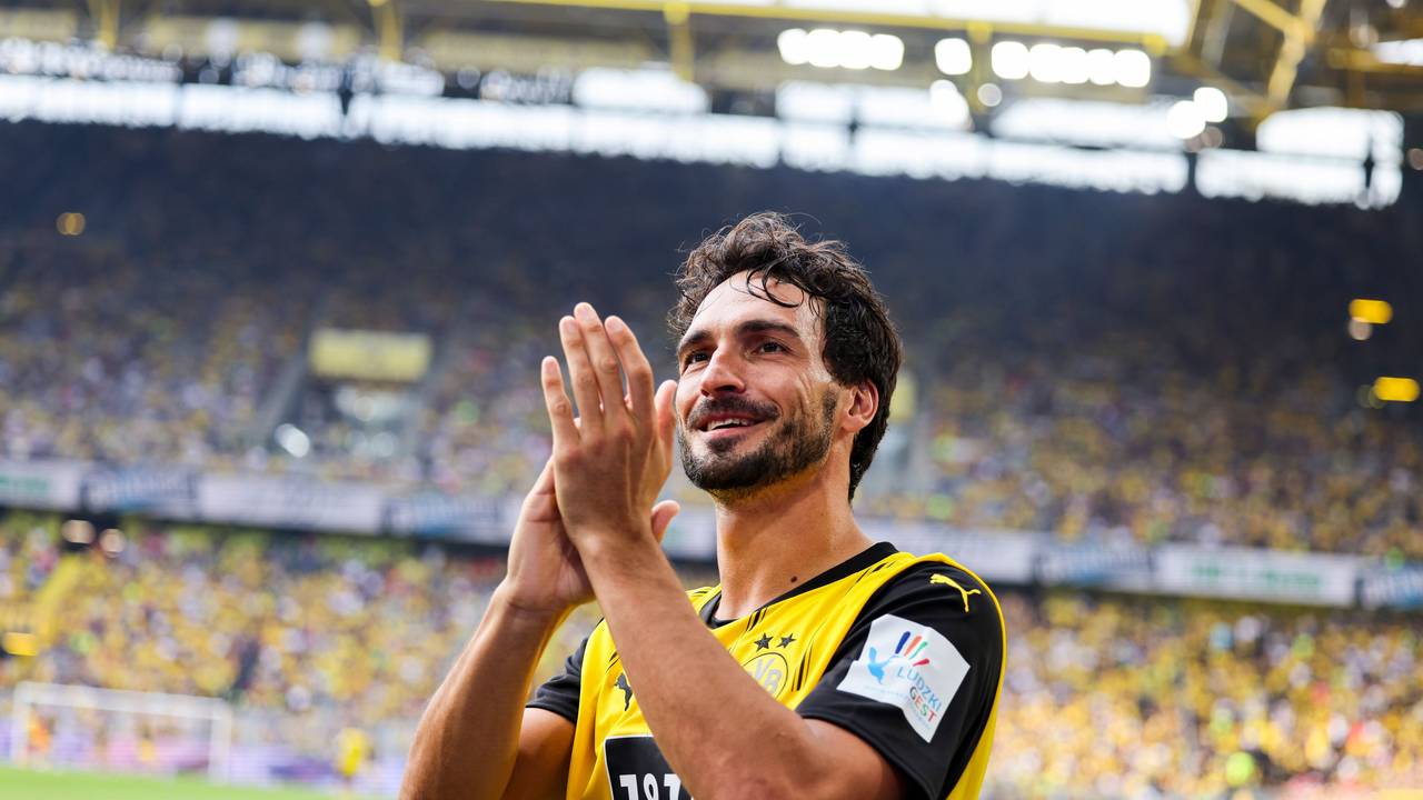 Mats Hummels bedankt sich klatschend bei den Fans.