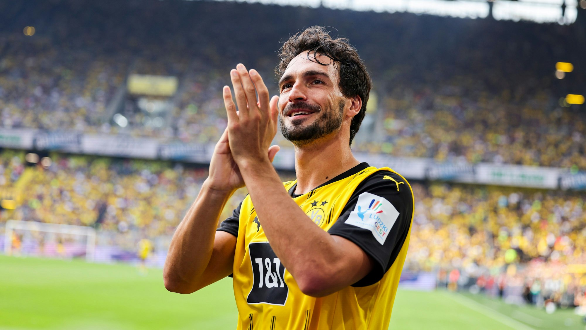 Mats Hummels bedankt sich klatschend bei den Fans.