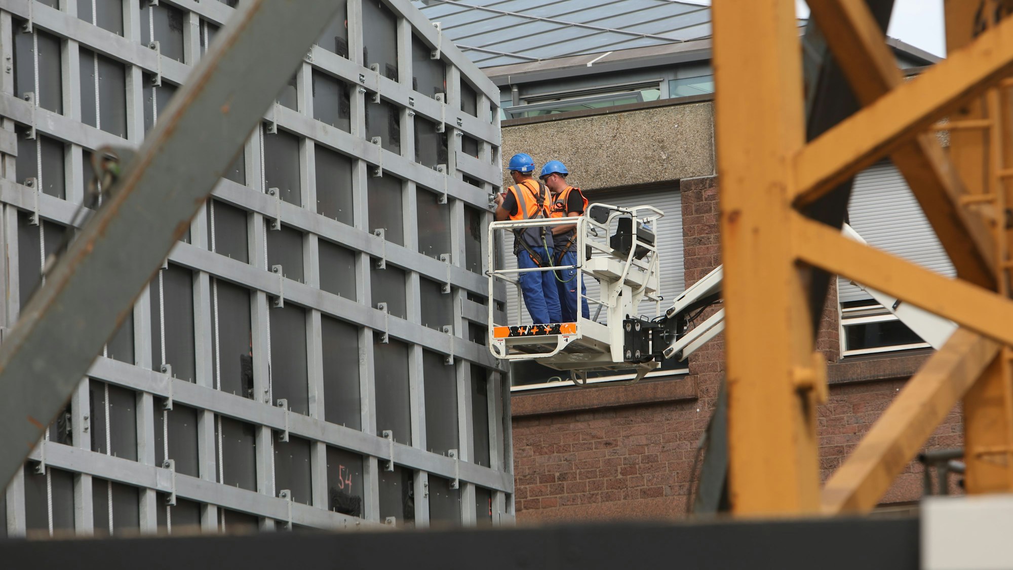 Bauarbeiter am 7. August 2025 auf der Baustelle des MiQua in der Kölner Innenstadt.