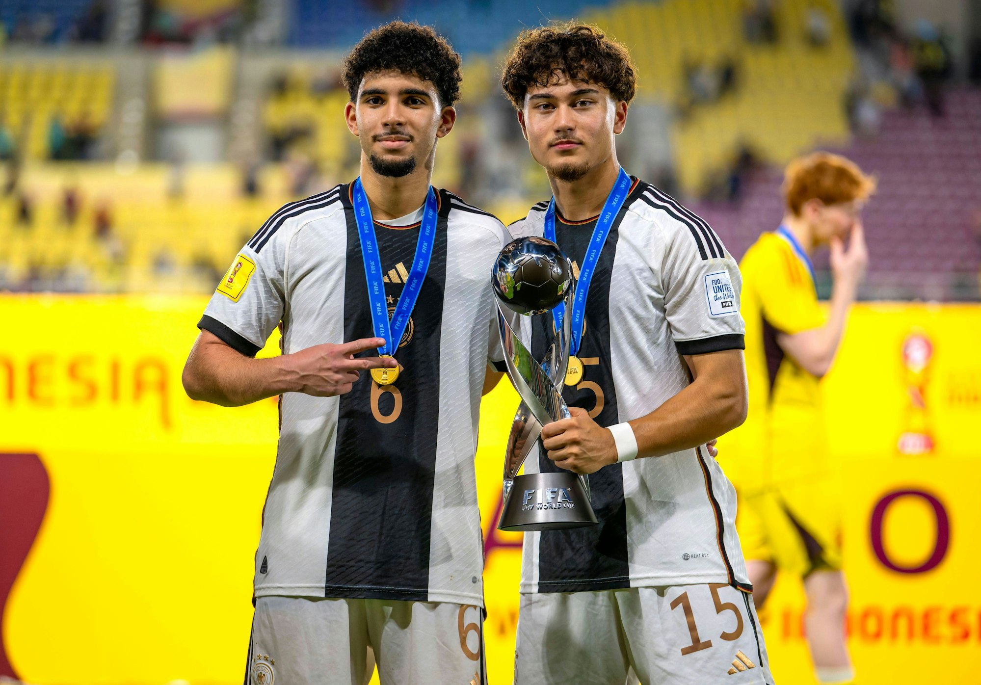 Fayssal Harchaoui und Justin von der Hitz feiern mit dem WM-Pokal.