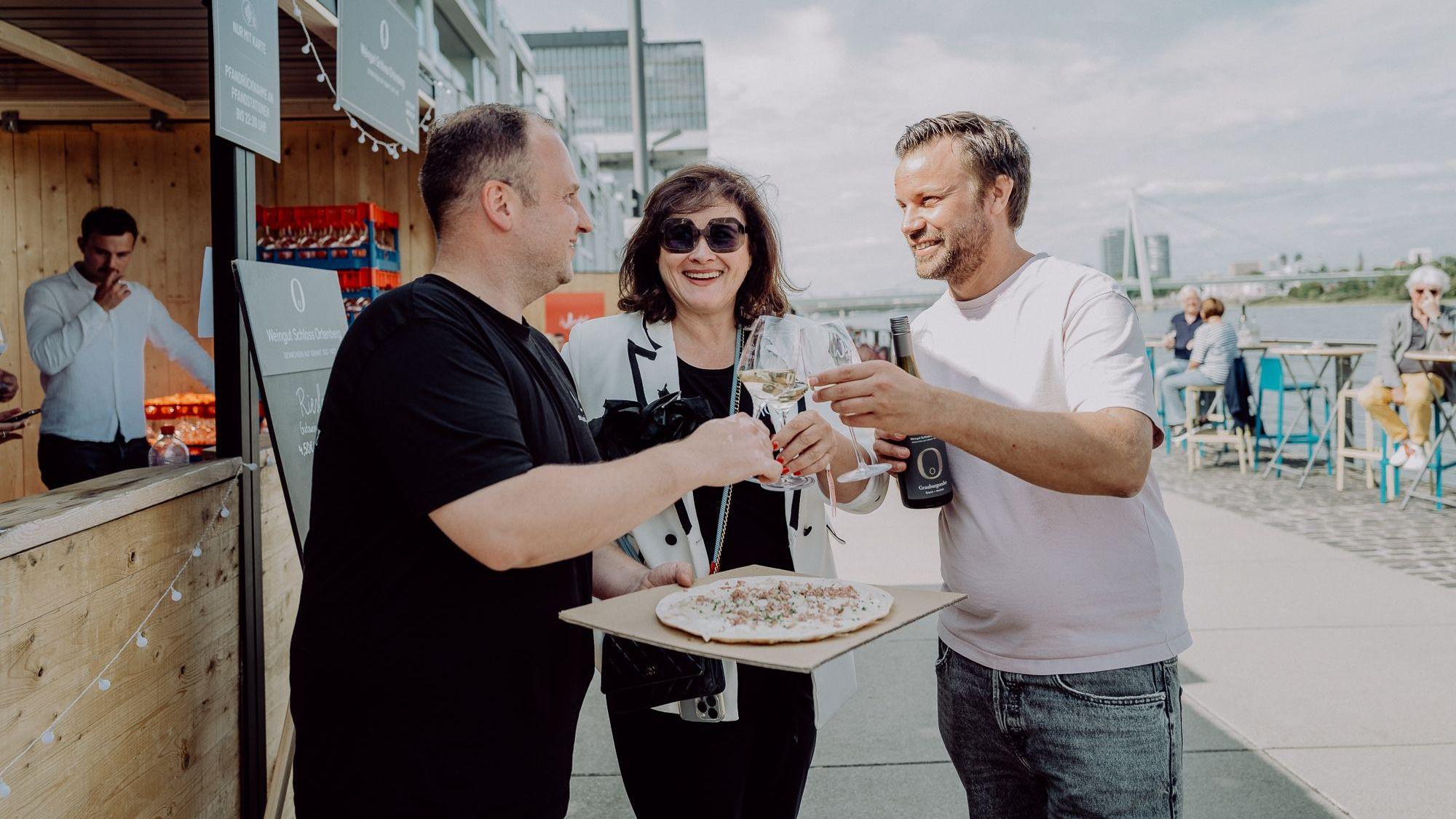 Maximilian Lorenz, Claudia Stern und Sebastian Lange stoßen gemeinsam an.