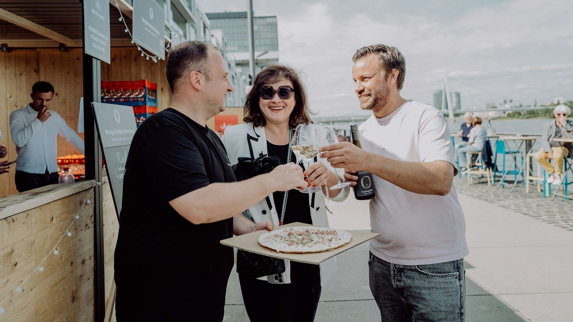 Maximilian Lorenz, Claudia Stern und Sebastian Lange stoßen gemeinsam an.