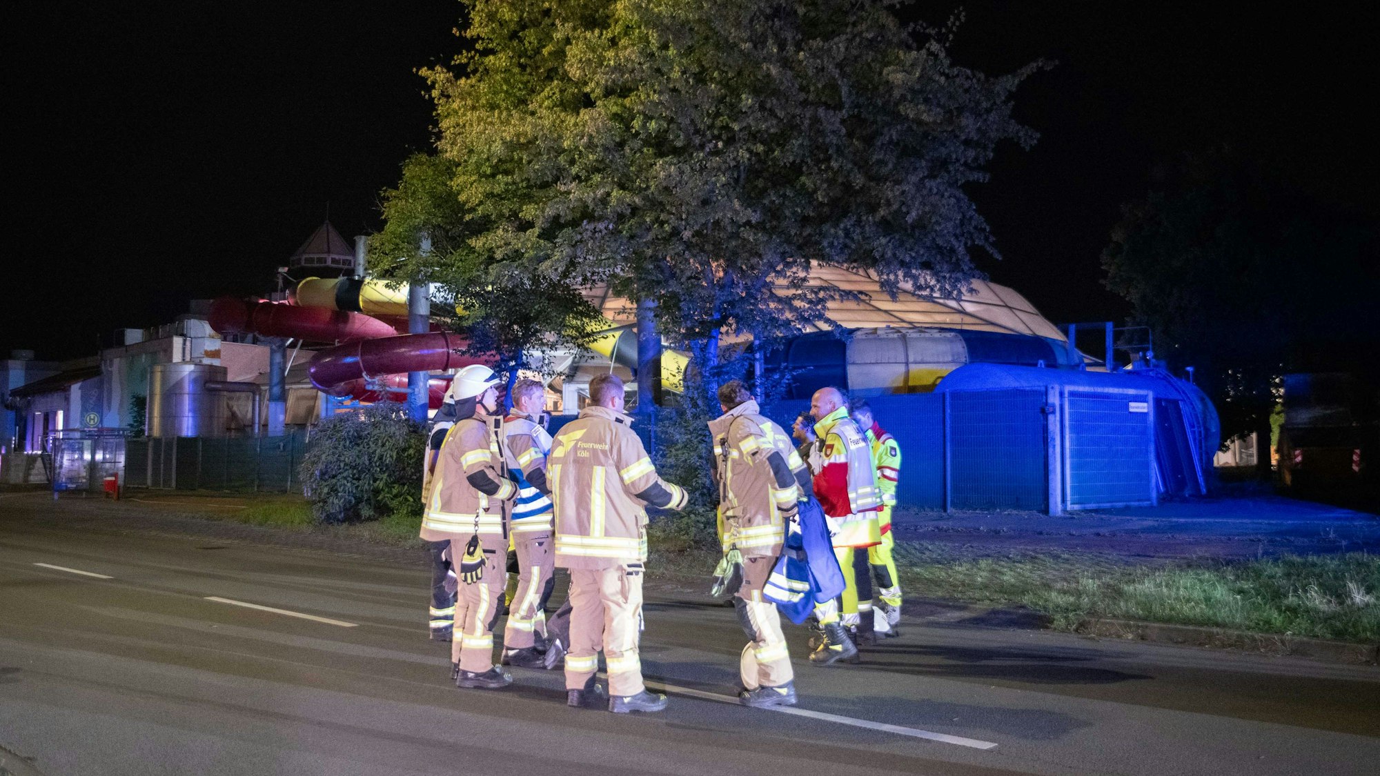 Einsatzkräfte beim Gas-Einsatz am Aqualand in Köln-Chorweiler.