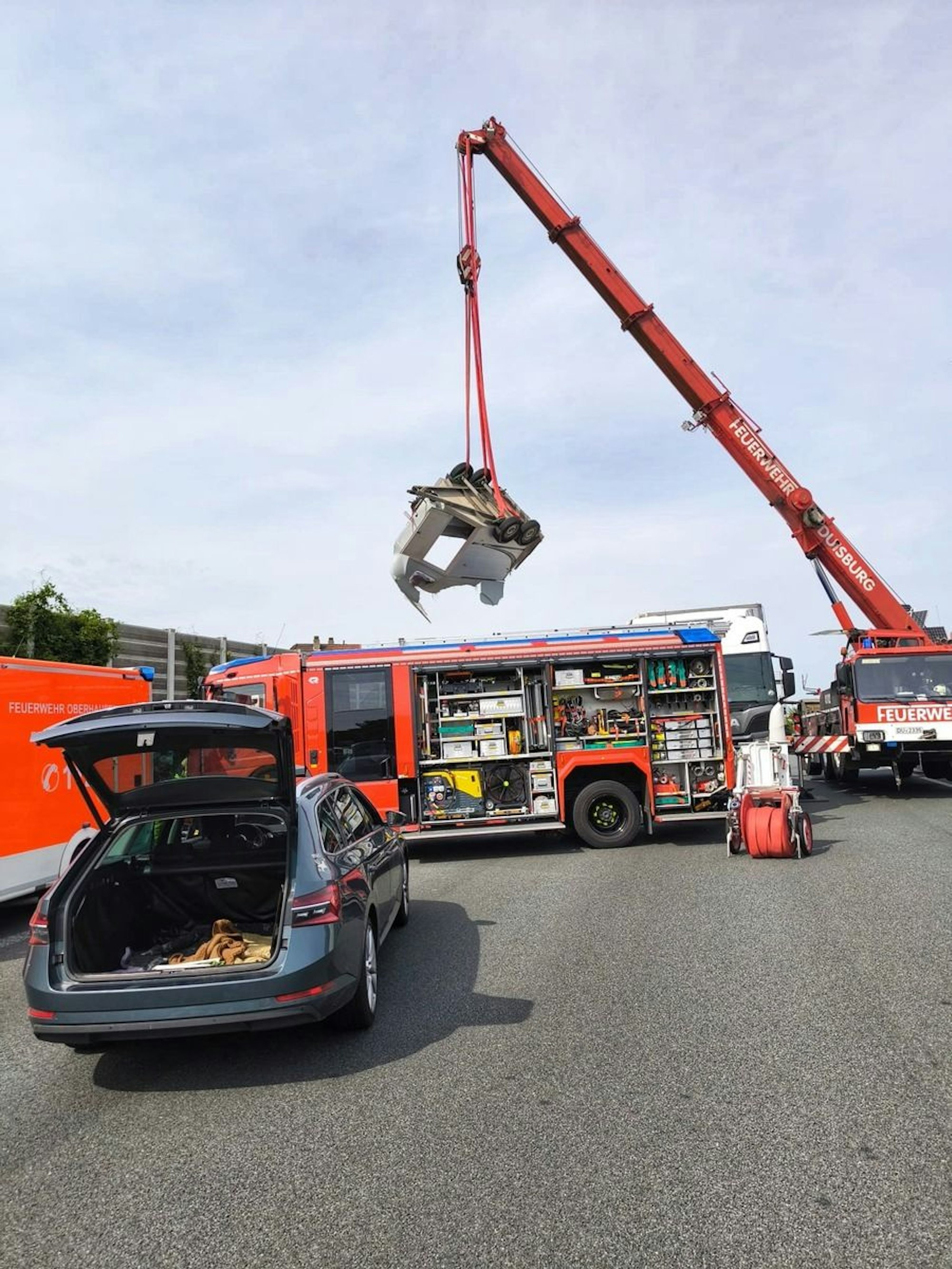 Ein verunfallter Pferdeanhänger steht auf der Autobahn.