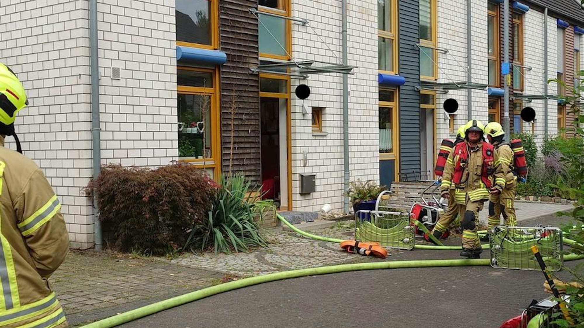 Ein Feuerwehrmann im Einsatz löscht einen Brand in einem Zimmer.