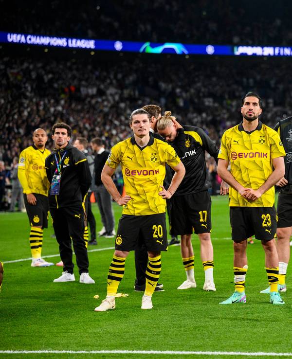 Sébastien Haller (2.v.r) und seine Teamkollegen stehen enttäuscht auf dem Platz.