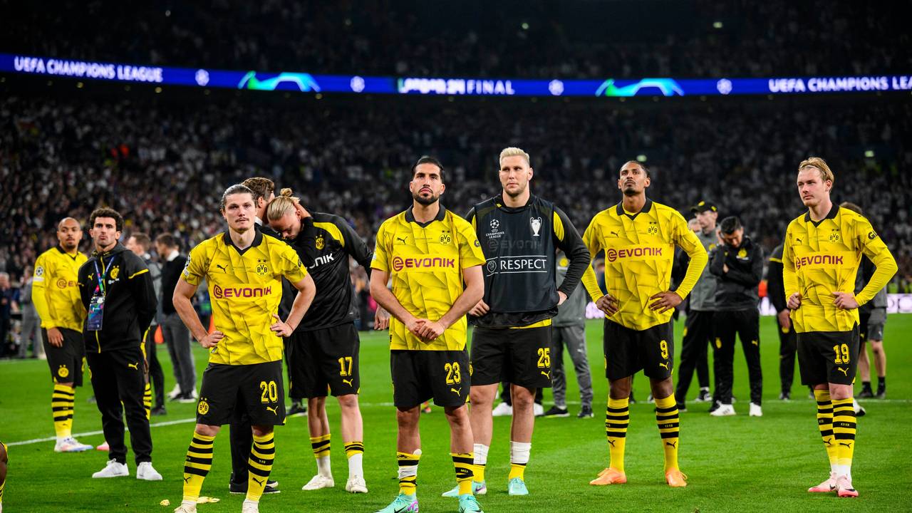 Sébastien Haller (2.v.r) und seine Teamkollegen stehen enttäuscht auf dem Platz.