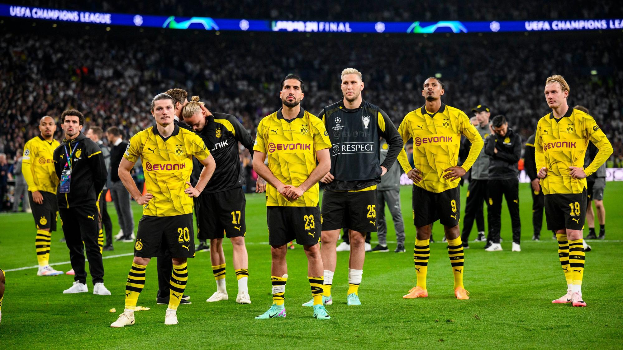 Sébastien Haller (2.v.r) und seine Teamkollegen stehen enttäuscht auf dem Platz.