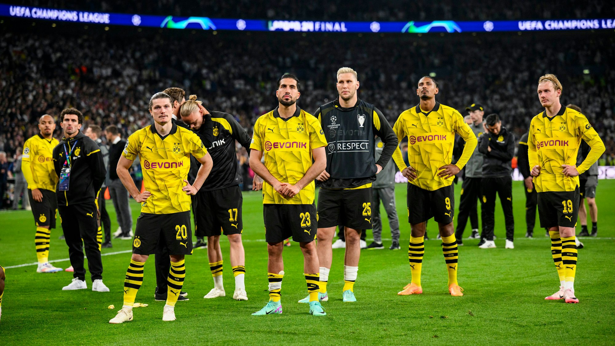 Sébastien Haller (2.v.r) und seine Teamkollegen stehen enttäuscht auf dem Platz.