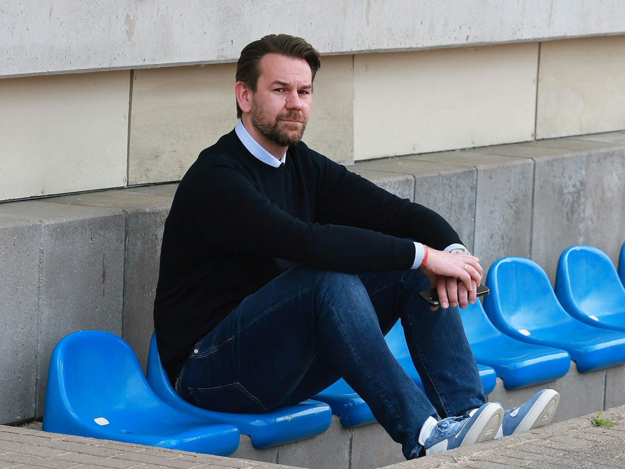 Thomas Kessler verfolgt ein Testspiel.