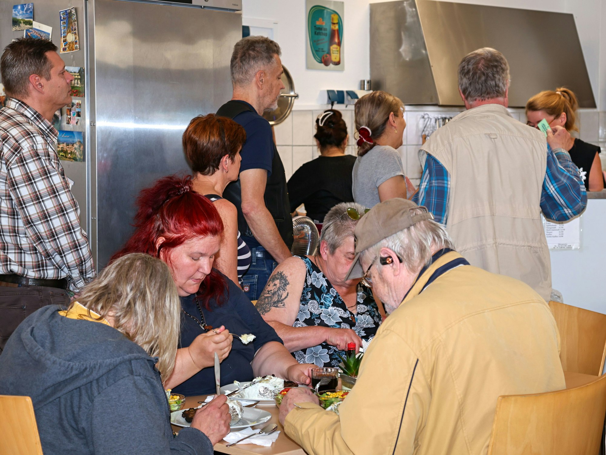 Menschen essen im Kölner Lobby-Restaurant.