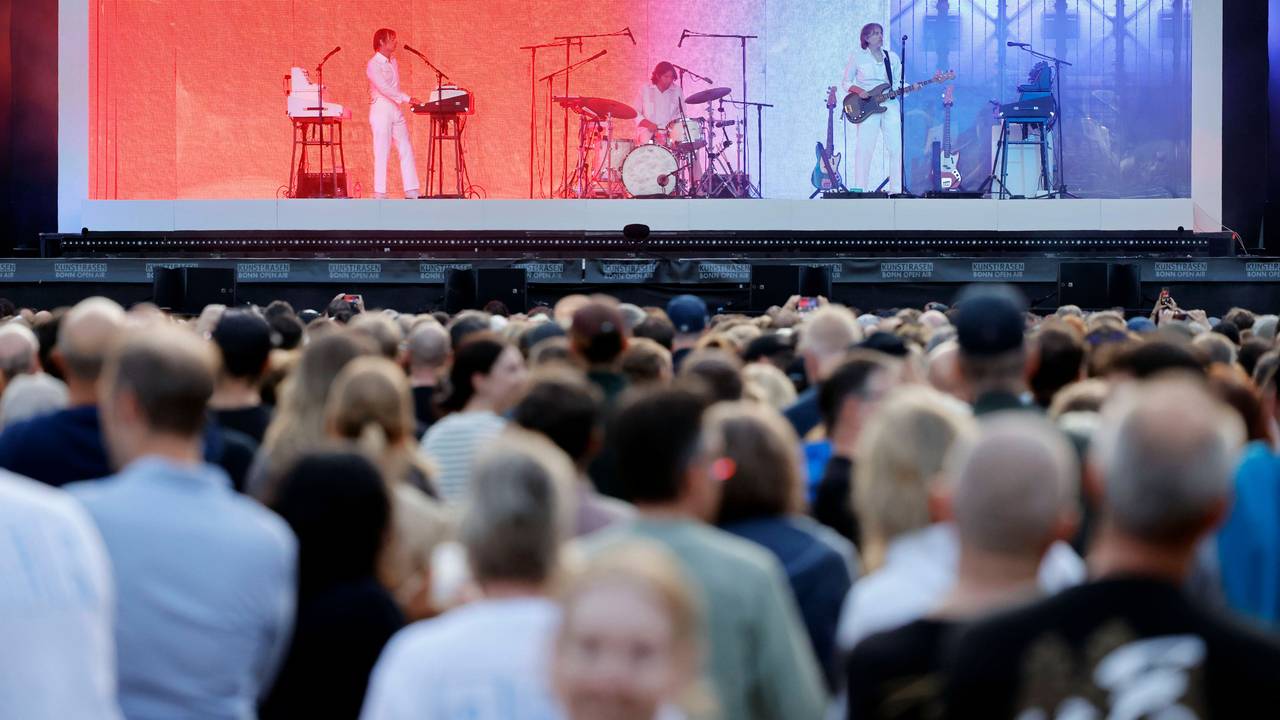 Die Musiker vom französischen Elektronik-Duo Air bei ihrem Konzert auf der Bühne des Bonner KunstRasens.