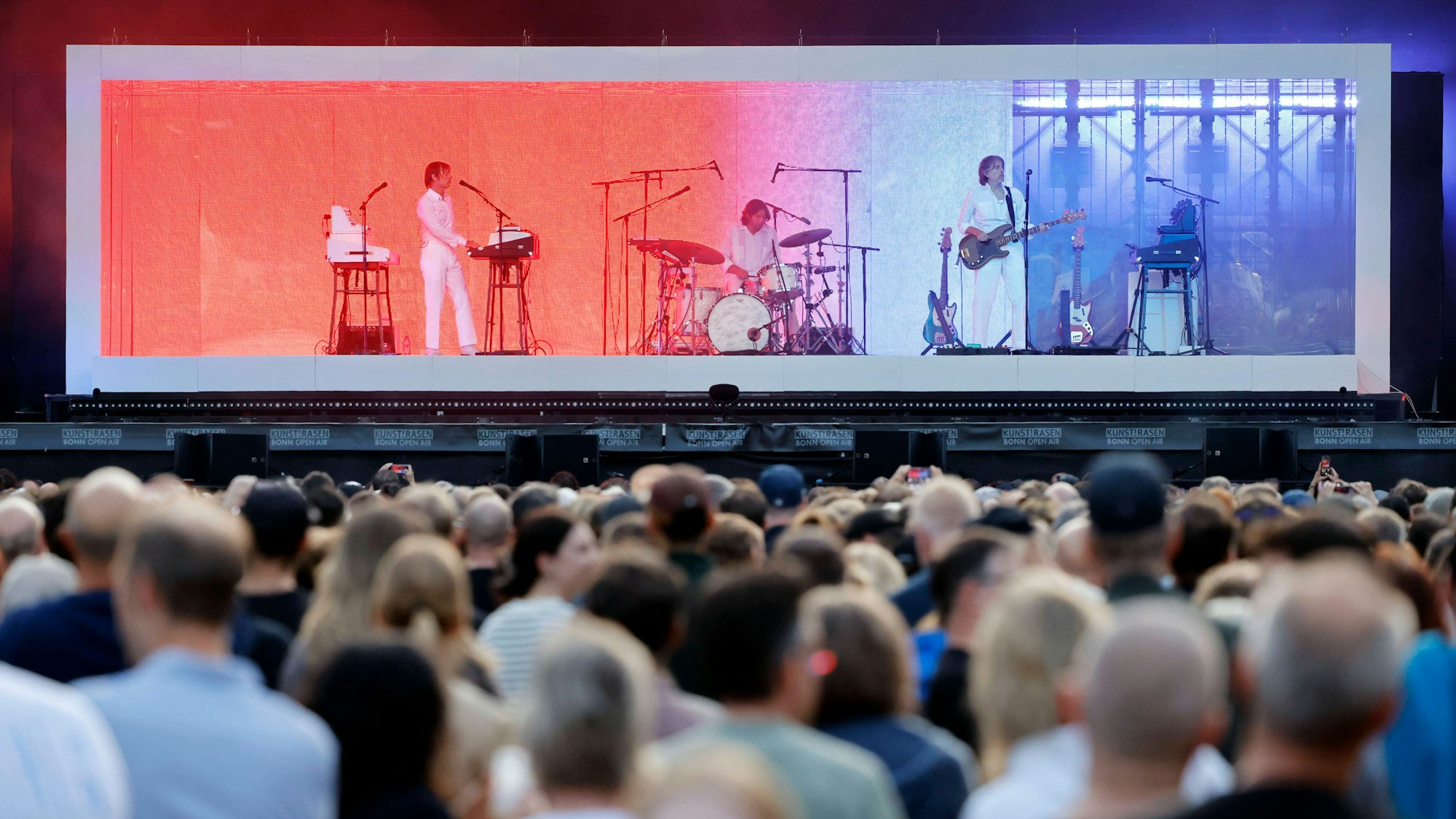 Die Musiker vom französischen Elektronik-Duo Air bei ihrem Konzert auf der Bühne des Bonner KunstRasens.